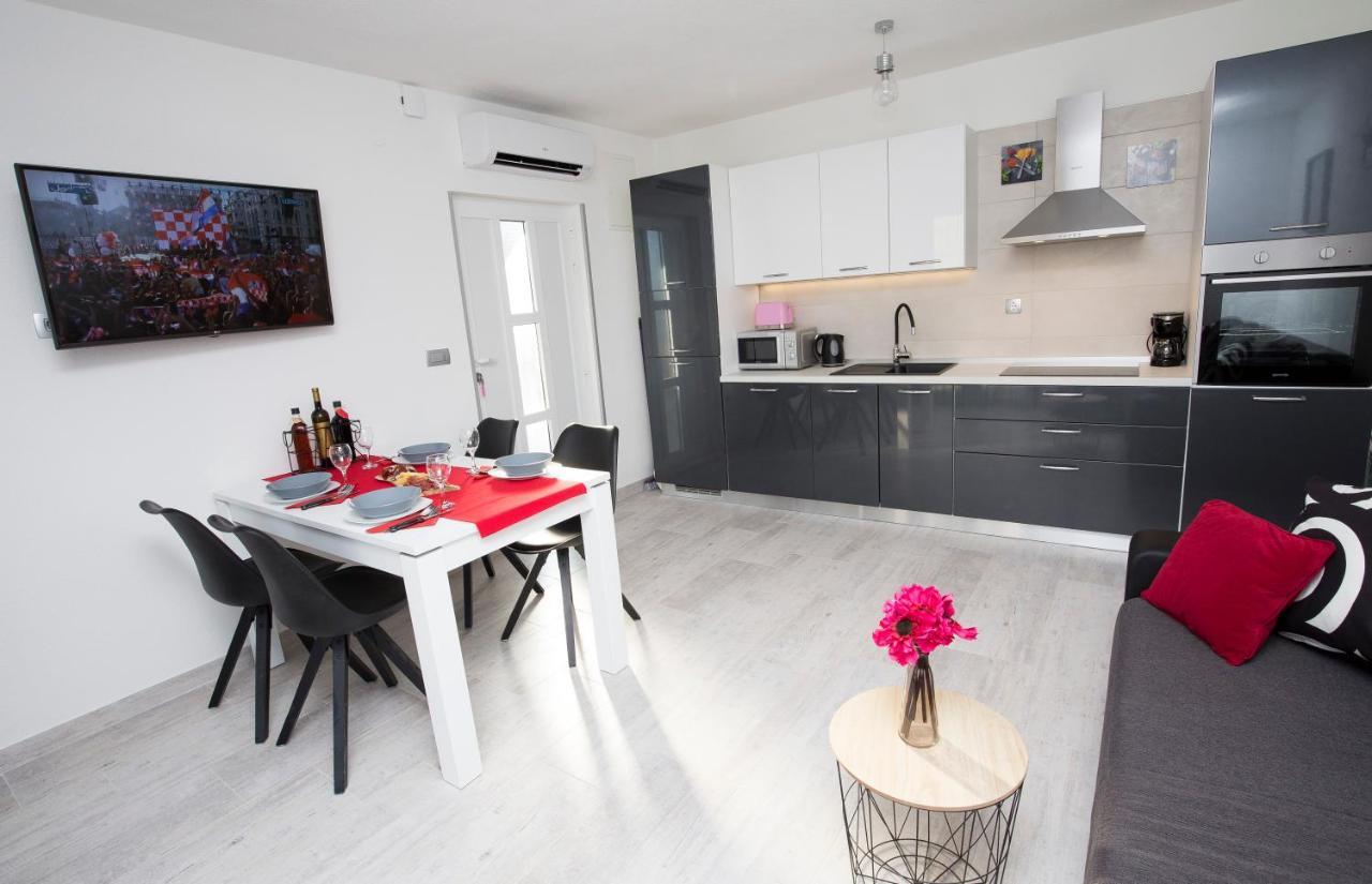 Villa Fides With Private Pool, Garden And Sea View Kaštel Novi المظهر الخارجي الصورة
