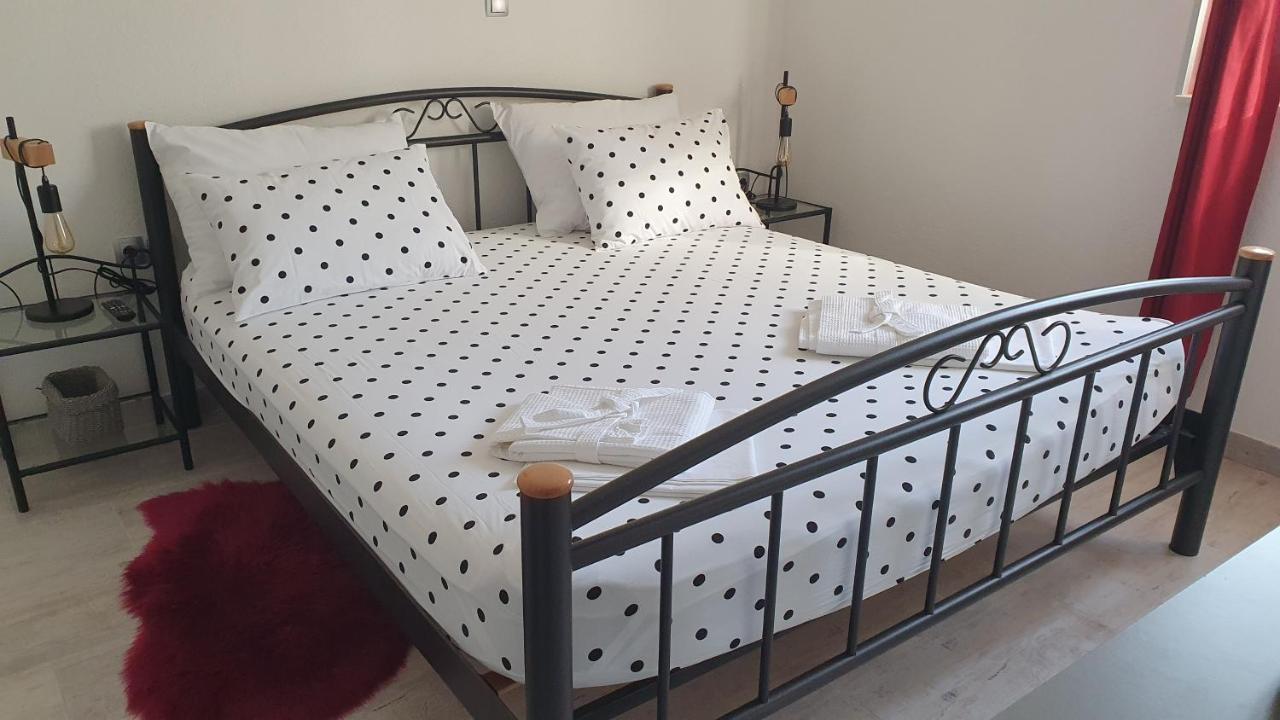Villa Fides With Private Pool, Garden And Sea View Kaštel Novi المظهر الخارجي الصورة