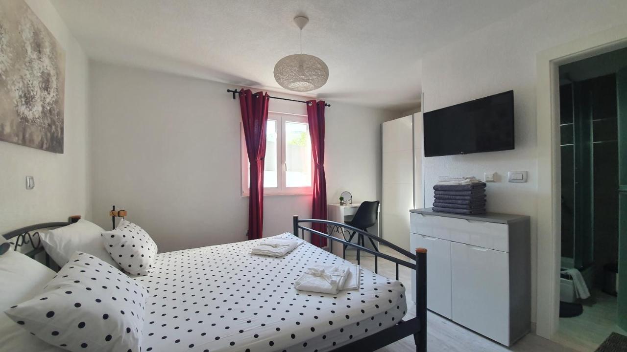Villa Fides With Private Pool, Garden And Sea View Kaštel Novi المظهر الخارجي الصورة
