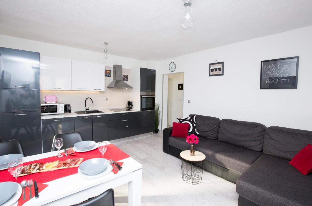 Villa Fides With Private Pool, Garden And Sea View Kaštel Novi المظهر الخارجي الصورة
