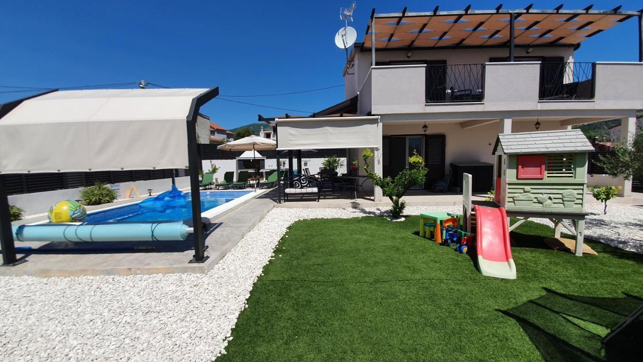 Villa Fides With Private Pool, Garden And Sea View Kaštel Novi المظهر الخارجي الصورة