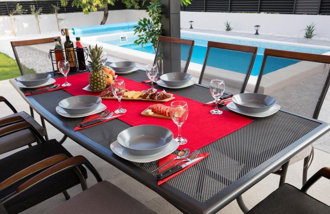 Villa Fides With Private Pool, Garden And Sea View Kaštel Novi المظهر الخارجي الصورة