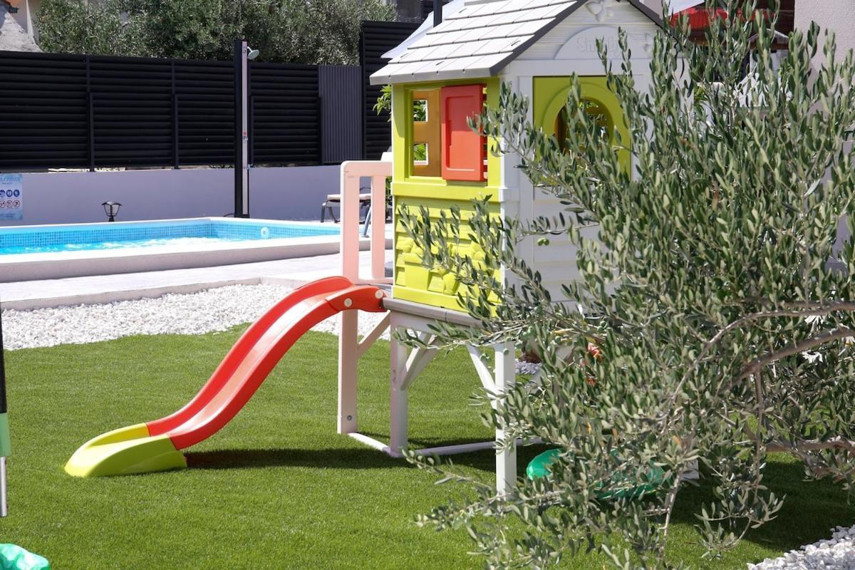 Villa Fides With Private Pool, Garden And Sea View Kaštel Novi المظهر الخارجي الصورة