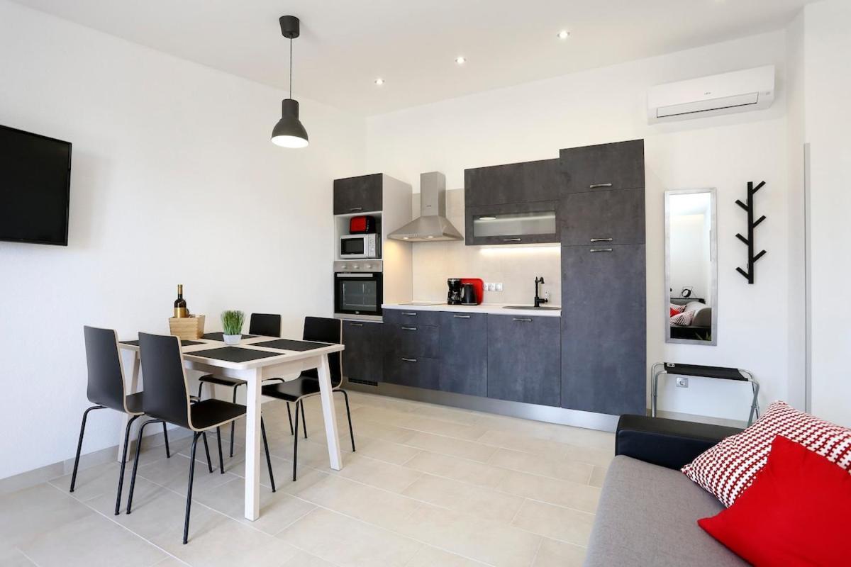 Villa Fides With Private Pool, Garden And Sea View Kaštel Novi المظهر الخارجي الصورة