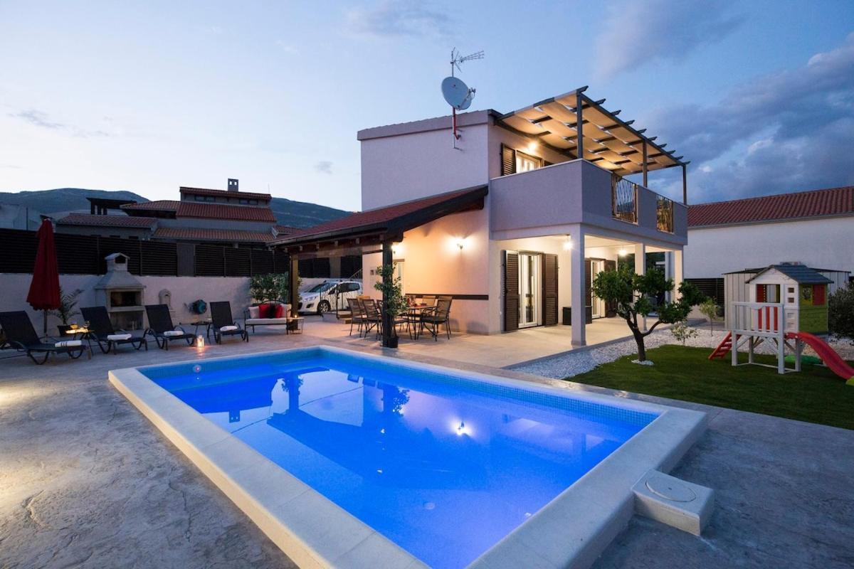 Villa Fides With Private Pool, Garden And Sea View Kaštel Novi المظهر الخارجي الصورة